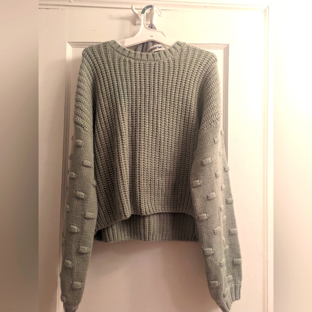 Moon and Madison light green sweater, size Large